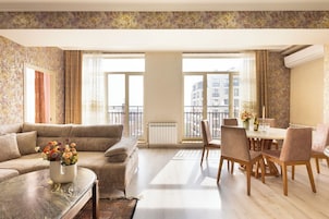 Luxe appartement | Woonruimte | Een 1-inch televisie met kabelzenders