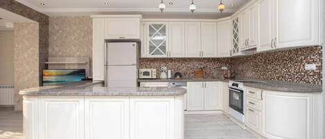 Premium Apartment | Private kitchen | Fridge, microwave, stovetop, electric kettle