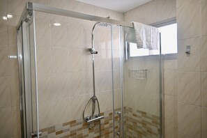 Regadera y secadora de cabello 