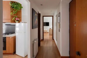 Kjøleskap, ovn, kokeplater og kaffetrakter/tekoker