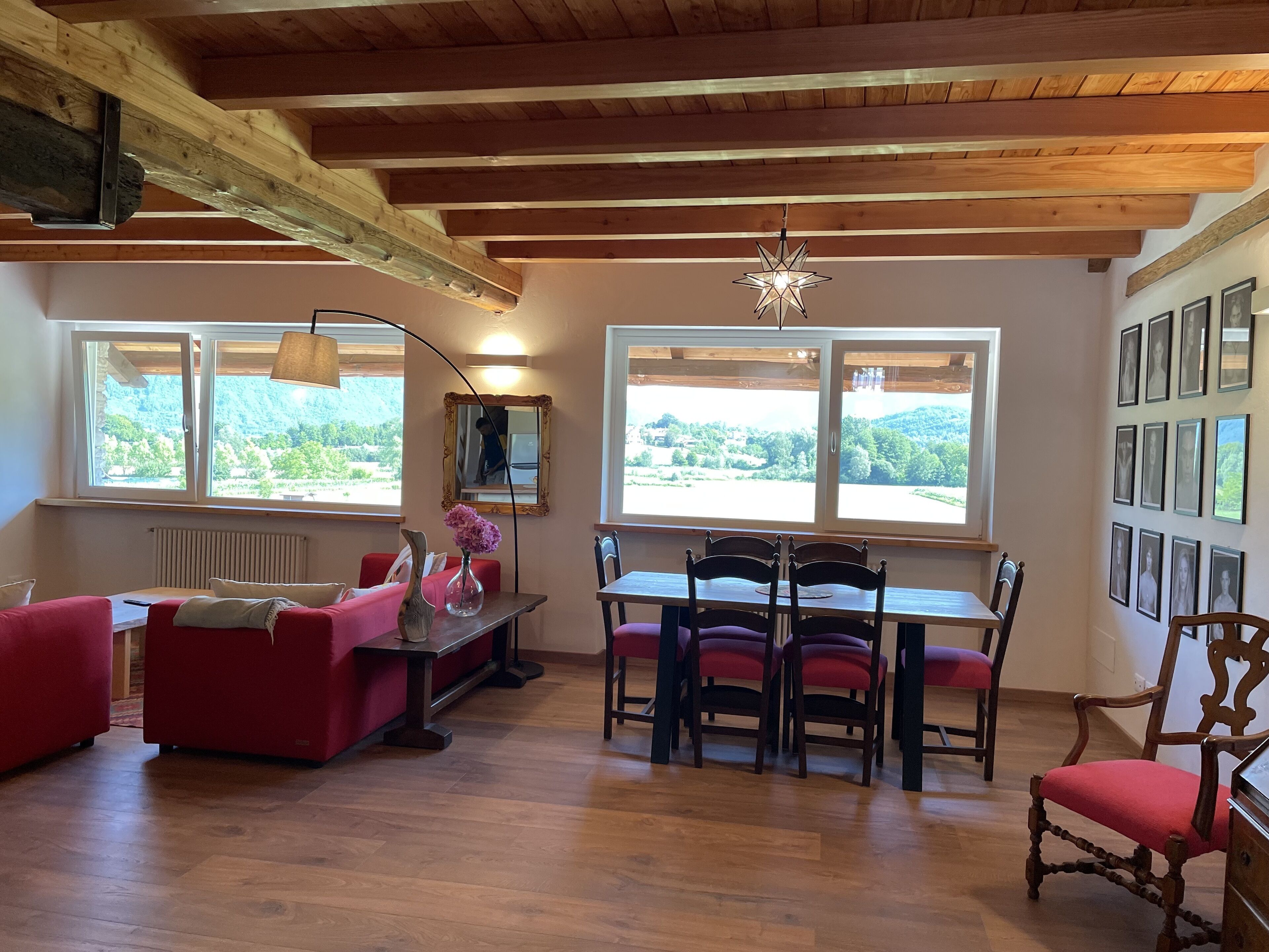 Suite Luxe, 2 chambres | Coin séjour | Télévision à écran plat de 55 pouces avec chaînes numériques