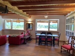 Luksussuite, 2 soverom | Oppholdsområde | En 55-tommers Flatskjerm-TV med digitale kanaler