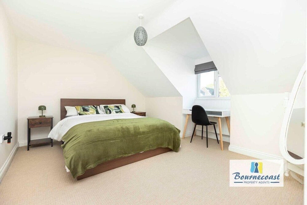 BOURNECOAST PET FRIENDLY CHALET BUNGALOW NEAR RIVER STOUR WITH GARDEN