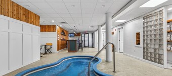 Pinnacle D02, Lovely 2 bedroom, 2 bath unit with shuttle to the slopes everyday of the week.  The outdoor pool, hot tub and tennis courts are open during summer only.