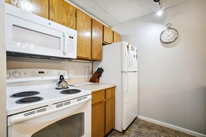 Fridge, microwave, stovetop, dishwasher