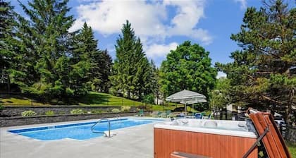 Pinnacle D02, Lovely 2 bedroom, 2 bath unit with shuttle to the slopes everyday of the week. The outdoor pool, hot tub and tennis courts are open during summer only.
