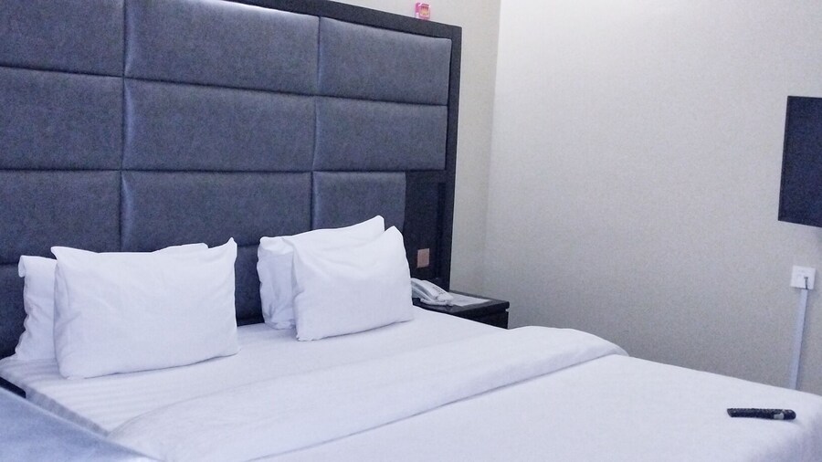 Breakfort Hotel and Suites