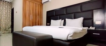 Breakfort Hotel and Suites