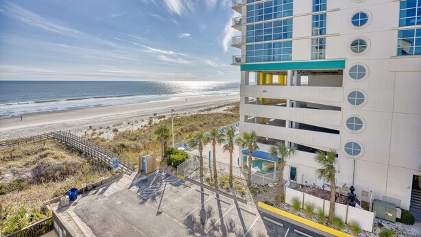Un hôtel moderne offrant une vue sur la plage et l’océan.