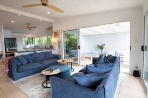 TV, stereo, offices - Tide Pool Ocean Front - 2 bed (South Mission Beach)