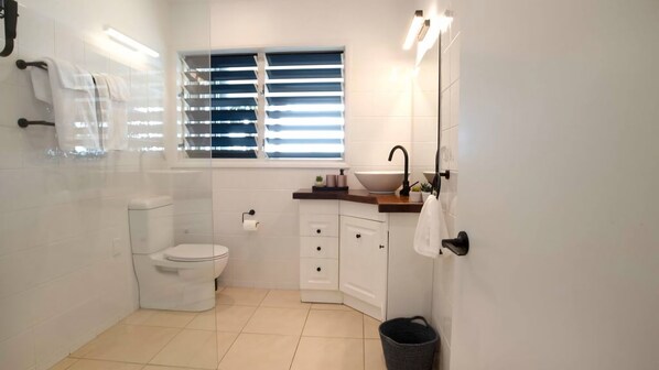 Un baño pequeño con inodoro, lavabo y ventana.