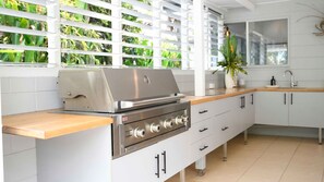 雪櫃、微波爐、焗爐、爐具