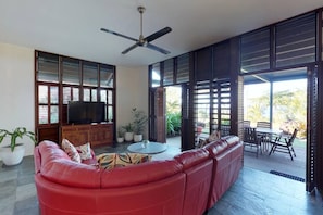 TV, offices - Wongalinga Absolute Beachfront ~ Tropical Oasis (Wongaling Beach)