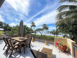 Outdoor dining - Wongalinga Absolute Beachfront ~ Tropical Oasis (Wongaling Beach)