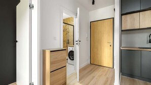 Une cuisine moderne avec des meubles en bois et un four encastré.