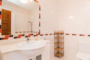 Shower, hair dryer, bidet, towels - Great S.rafael Aprt. Walking Distance to the Beach (Albufeira)