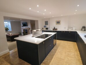 Cottage | Private kitchen | Cookware/dishes/utensils