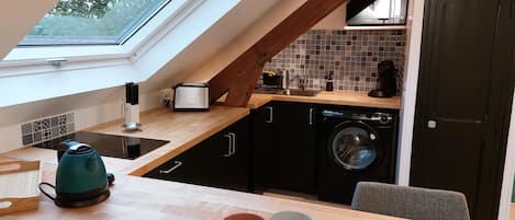 Een koelkast, een microgolfoven, een kookplaat