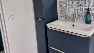 SĂšche-cheveux, serviettes fournies, savon, papier toilette