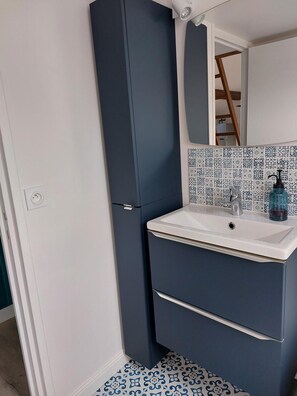 Sèche-cheveux, serviettes fournies, savon, papier toilette