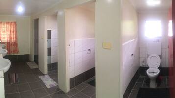 Gemeinsamer Basic-Schlafsaal, Mehrere Betten, eingeschränkter Meerblick, Erdgeschoss | Badezimmer