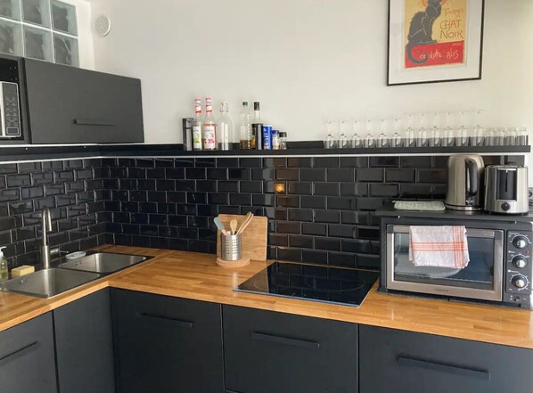 Kylskåp, mikrovågsugn, diskmaskin och grytor/köksredskap