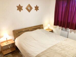 3 bedrooms, iron/ironing board, free WiFi, bed sheets