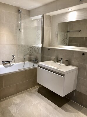 Dusche, Haartrockner, Handtücher, Toilettenpapier