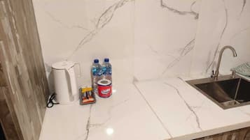 Deluxe Apartment, 2 Single Beds, City View | Private kitchen