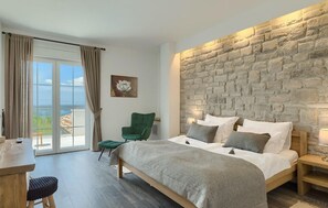 4 slaapkamers, een strijkplank/strijkijzer, reisbedje, gratis wifi