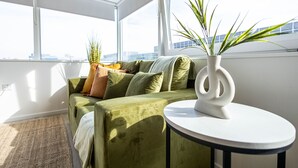 Căn hộ, 1 phòng ngủ, không hút thuốc, quang cảnh thành phố | Khu phòng khách