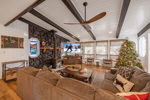 Smart TV, lareira, pebolim, livros