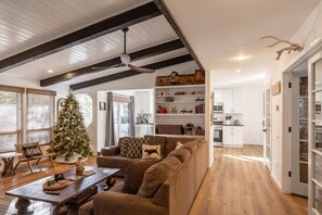 Smart TV, lareira, pebolim, livros