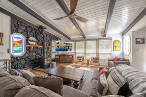 Smart TV, fireplace, table football, books - Bear Necessities. New. Modern. Spa. Perfect. Pet Friendly. (Big Bear Lake)