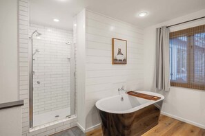 Shower, hair dryer, towels, shampoo - Bear Necessities. New. Modern. Spa. 3X2 PROMO (Big Bear Lake)