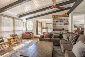 Smart TV, fireplace, table football, offices - Bear Necessities. New. Modern. Spa. 3X2 PROMO (Big Bear Lake)