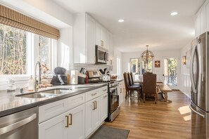 Fridge, microwave, oven, stovetop - Bear Necessities. New. Modern. Spa. Perfect. Pet Friendly. (Big Bear Lake)