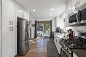 Geladeira, micro-ondas, fogão, cooktop