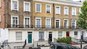 A row of terraced houses with white doors and windows, a green door in the center, and a black car parked in front. - Delightful 1-bed, Pimlico (London)