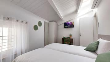2 bedrooms, desk, laptop workspace, blackout curtains