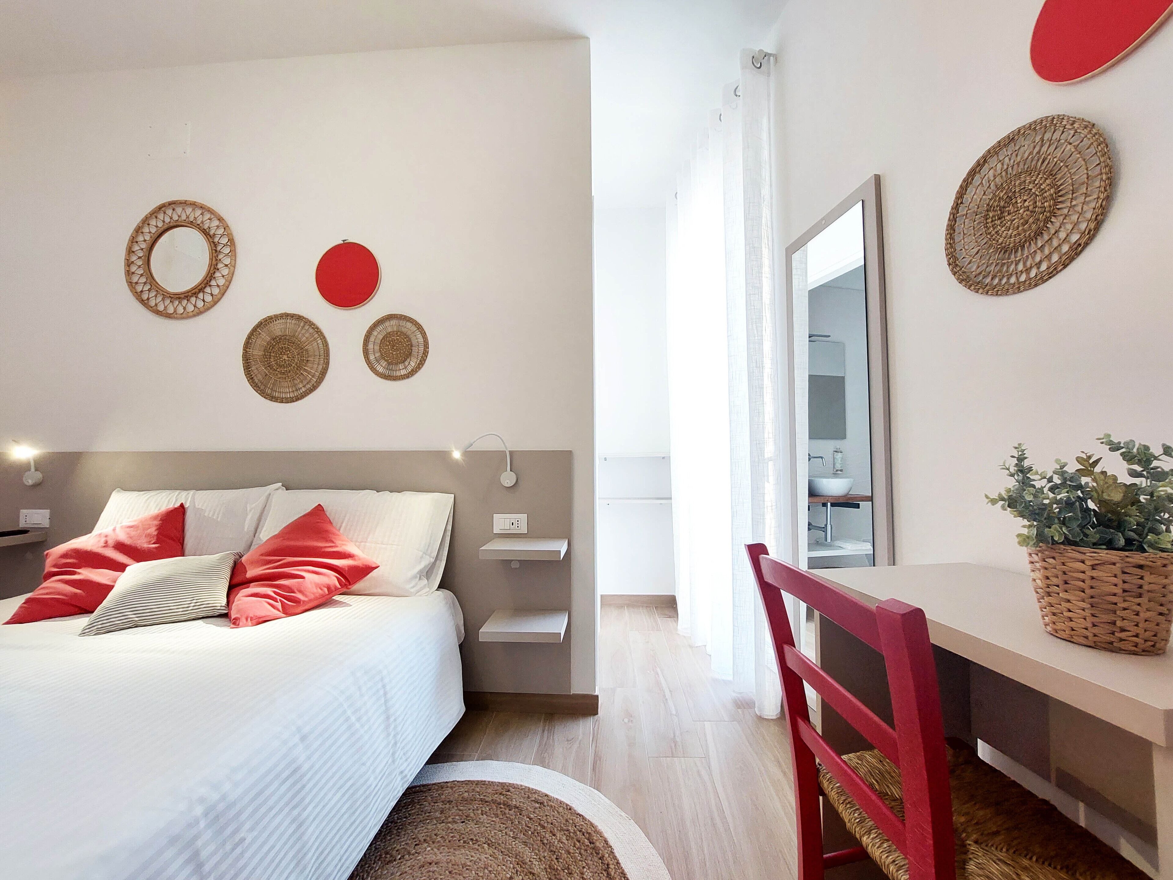 Una scrivania, postazione laptop, tende oscuranti, insonorizzazione