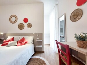 Escritorio, espacio para trabajar con un portátil, cortinas opacas