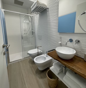 Chambre Confort, 1 grand lit | Salle de bain | Douche, douche cascade, séchoir à cheveux, bidet
