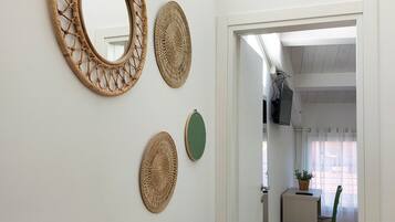 2 habitaciones, escritorio y espacio para trabajar con laptop