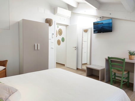 Comfort Penthouse, 2 Bedrooms | Desk, laptop workspace, blackout drapes, soundproofing