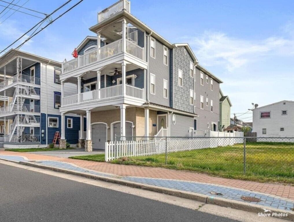Come Stay in the Heart of All The Action - 4 bed 2.5 bath - Perfect for your next stay!