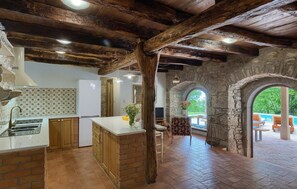 Fridge, oven, dishwasher, coffee/tea maker - Awesome home in Opatija (Opatija)