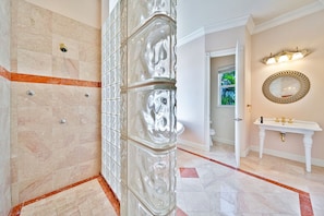 Dusche, Haartrockner, HandtĂŒcher