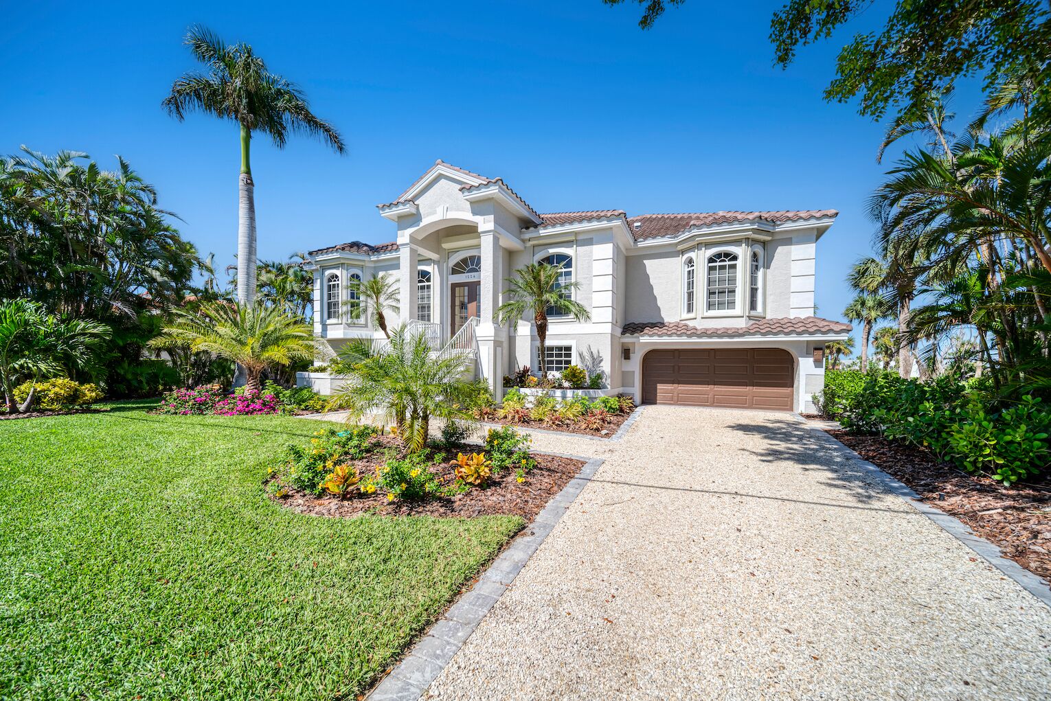 Coastal Haven Estate: Immaculate 3BR Beachview Estate Home with Pool & Spa