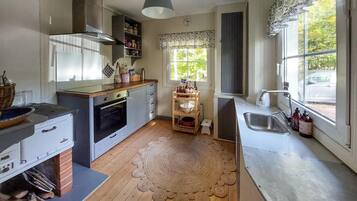 Kühlschrank, Geschirrspüler, Wasserkocher mit Kaffee-/Teezubehör